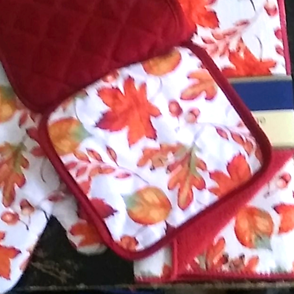Oven mitt/pot holders/drying mat